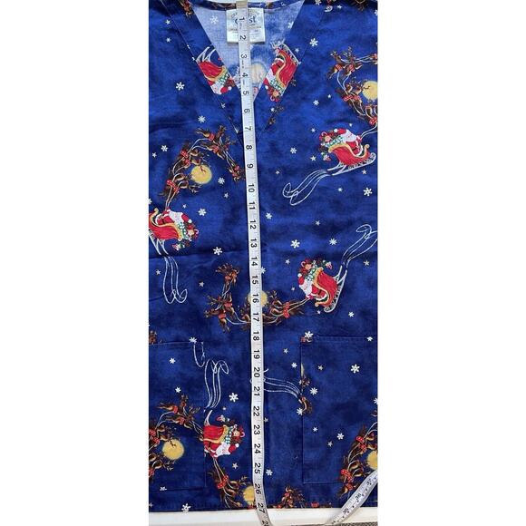 Christmas Scrub Top Crest Cottons Santa Sleigh Women's Scrub Top Size M - Picture 6 of 6